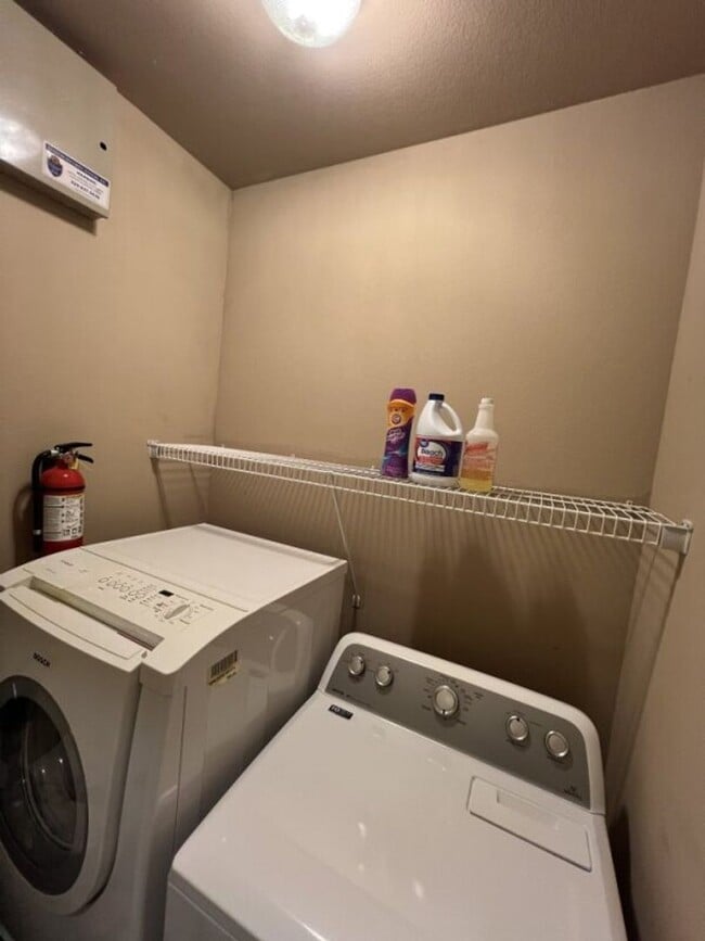 Building Photo - Newly updated! 3 bd, 2 bath condo in Zacha...