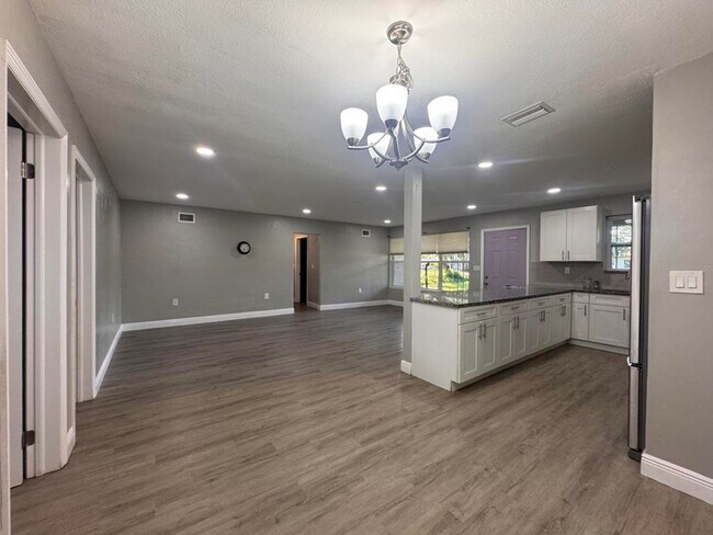 Building Photo - 3/2 with Bonus Room in South Daytona