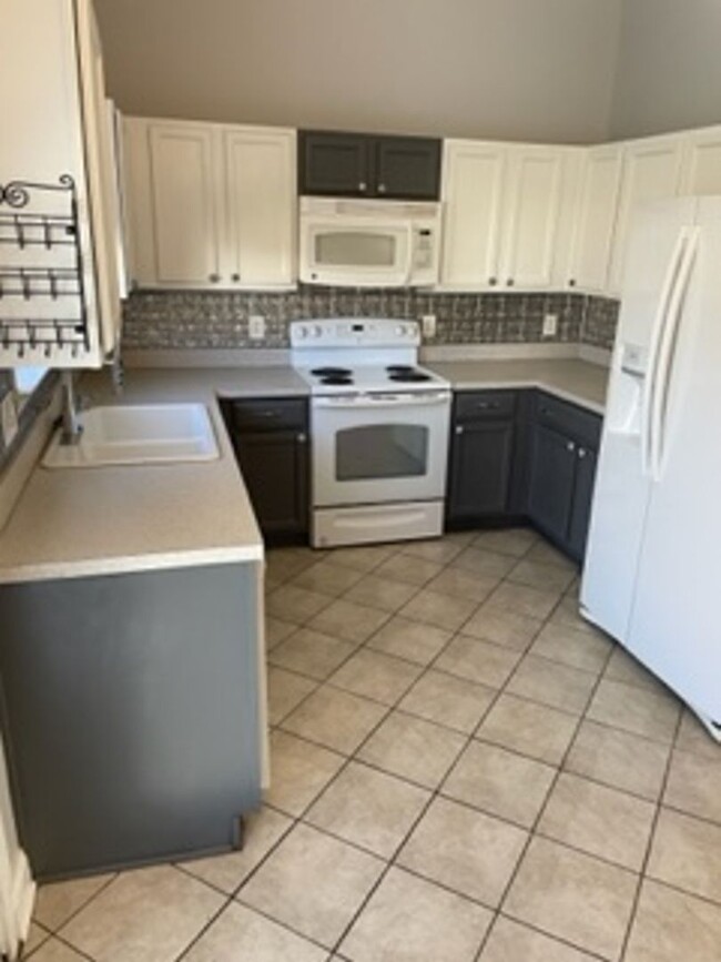 Building Photo - Three Bed Two and a Half Bath Home in Gast...