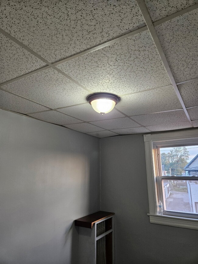 Building Photo - 823 Main St