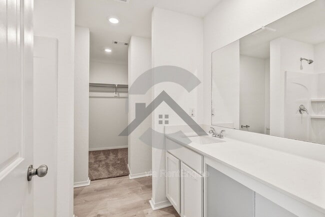 Building Photo - 10809 Mason Dr