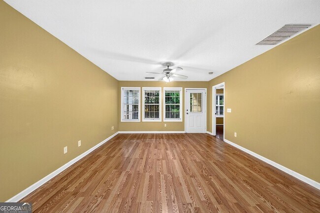 Building Photo - 744 W Vincent Dr