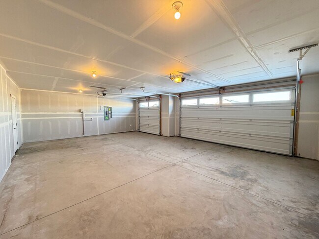 Building Photo - Brand New Hayden Home