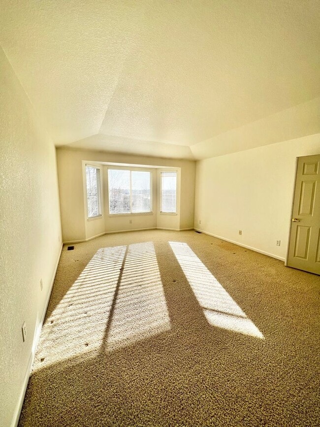 Building Photo - 4 bed, 3 bath Home in Huntington Hills Nei...