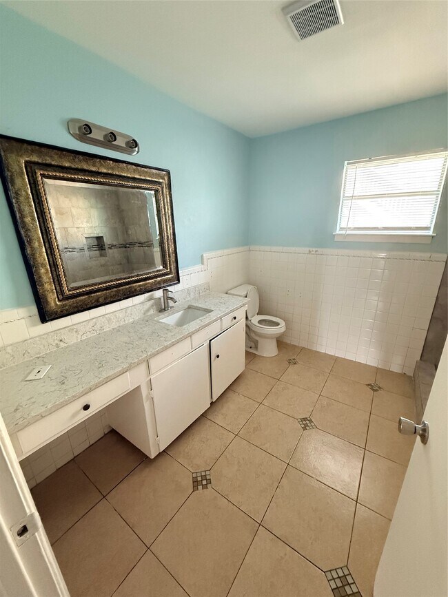 Building Photo - 5107 Avenue Q