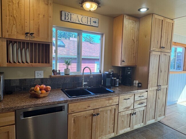 Building Photo - 3 Bed, 2 Bath in Anacortes WATER VIEW