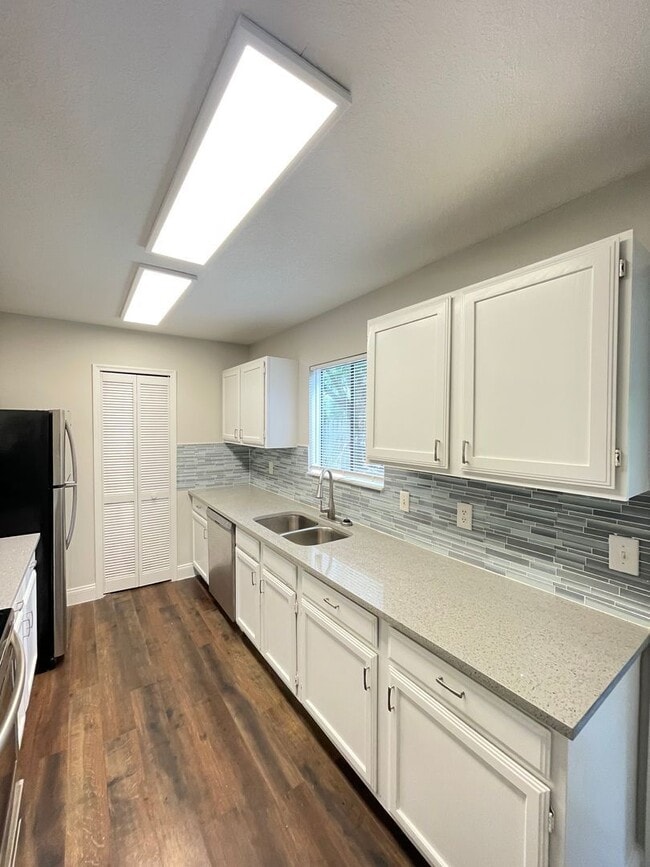 Building Photo - 7800 Fernbrook Way