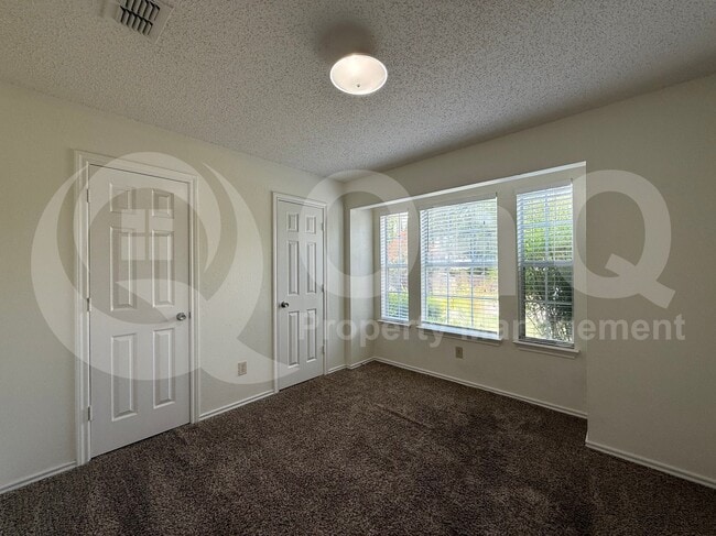 Building Photo - 1206 Hyde Park Dr
