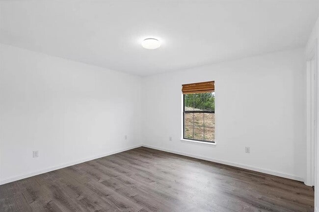 Building Photo - 150 Hart Ln
