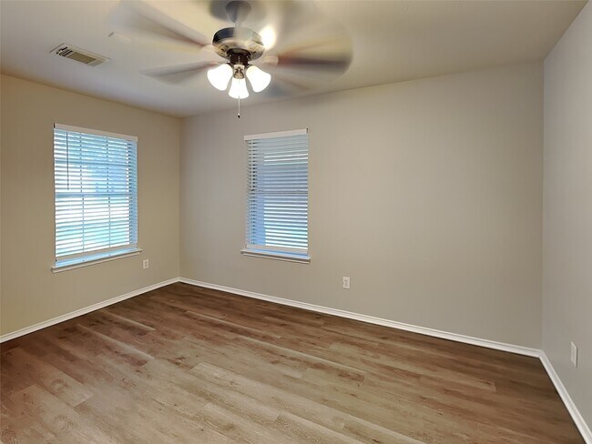Building Photo - 1207 Hannover Blvd