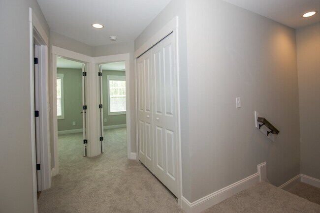 Building Photo - "Luxurious 3-Bed Townhouse with Granite Countertops on Juniper Lake Road!"