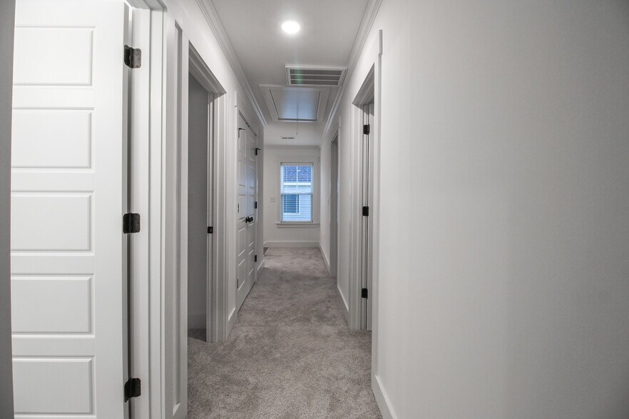 Building Photo - 2036 Warbler Dr