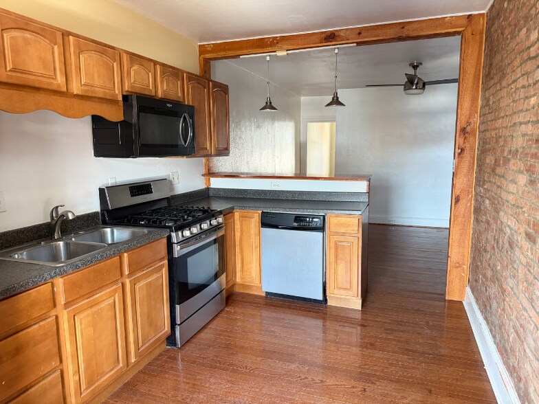 Building Photo - 433 N Pine St