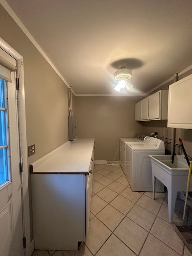 Building Photo - Spacious 3 bedroom 2 bathroom ranch.