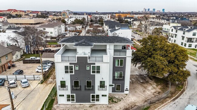 Building Photo - 2400 Benbrook Dr