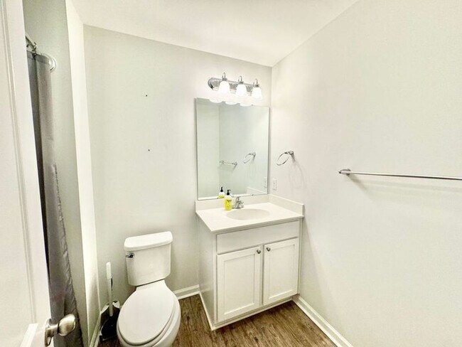 Building Photo - 1/2 off 1st and 2nd month rent - Pristine ...