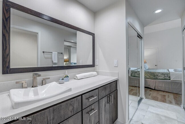 Building Photo - 810 Spinnakers Reach Dr