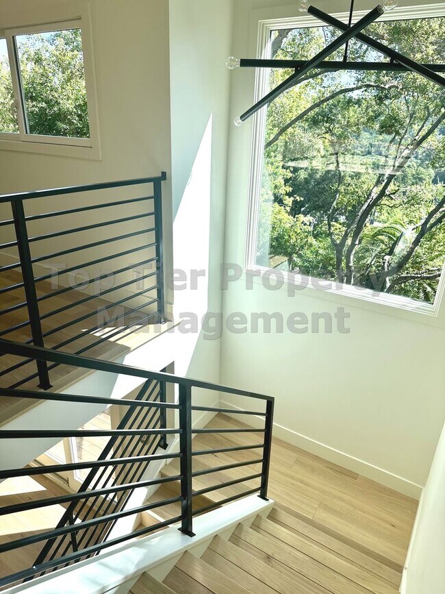 Building Photo - Beautifully Remodeled 4 Bedroom / 3 Bath /...
