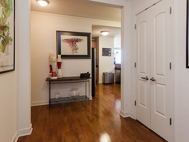 Building Photo - 450 E Waterside Dr