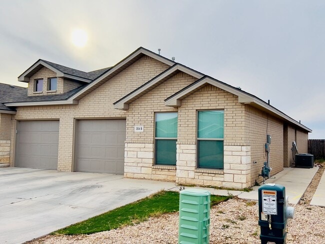 Building Photo - Modern 3-Bedroom Duplex in West Lubbock