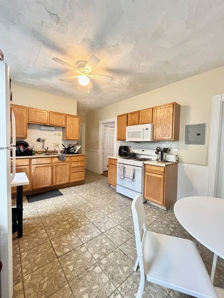 Building Photo - 88 Fisher Ave