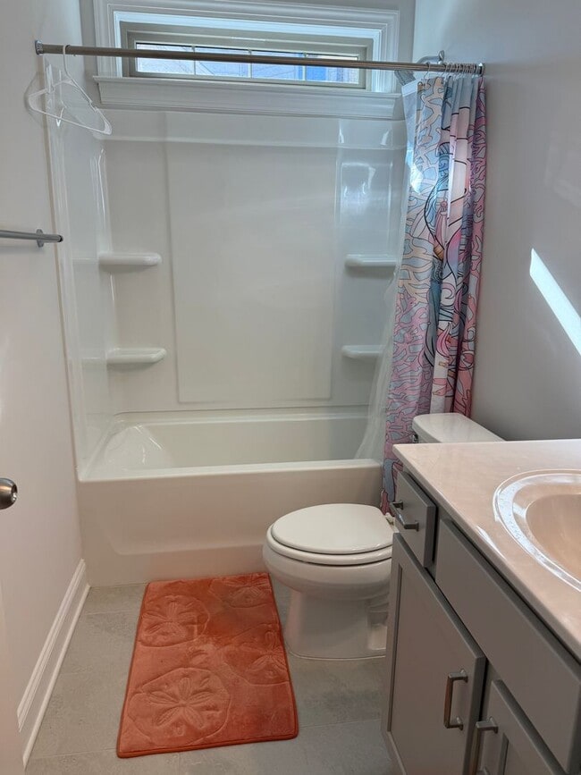 Building Photo - Updated 3 Bedroom Condo with Large Bonus Room!