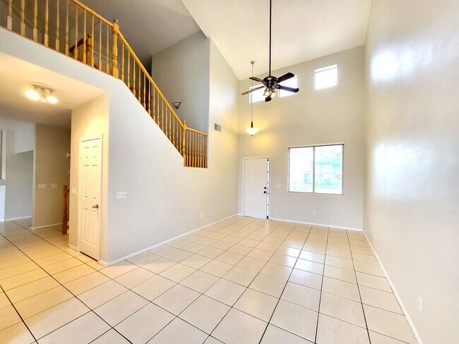 Building Photo - 4 Bedroom House, Private Pool,  Large Pets Welcome