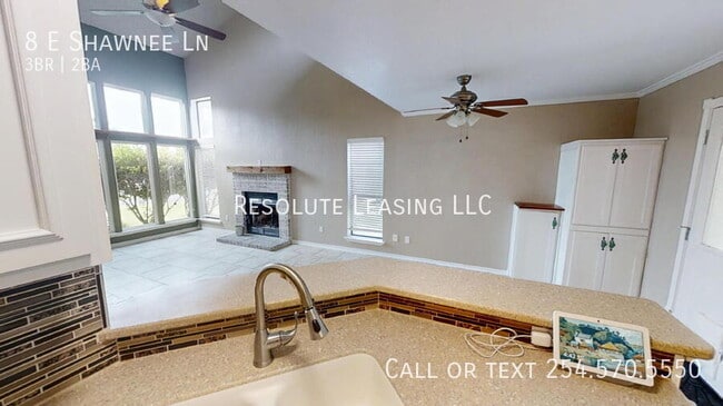 Building Photo - 8 E Shawnee Ln