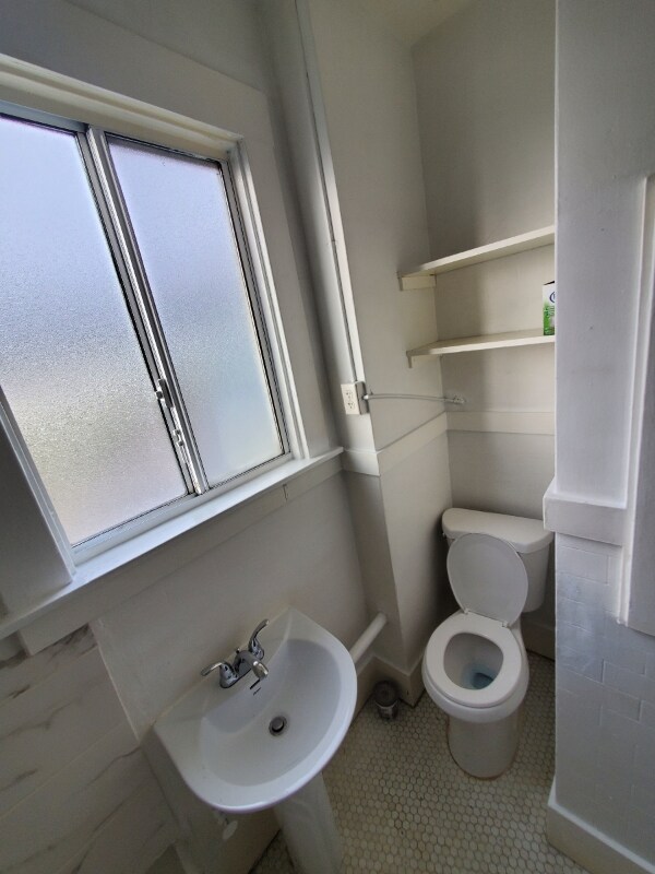 Building Photo - 6 College Ave