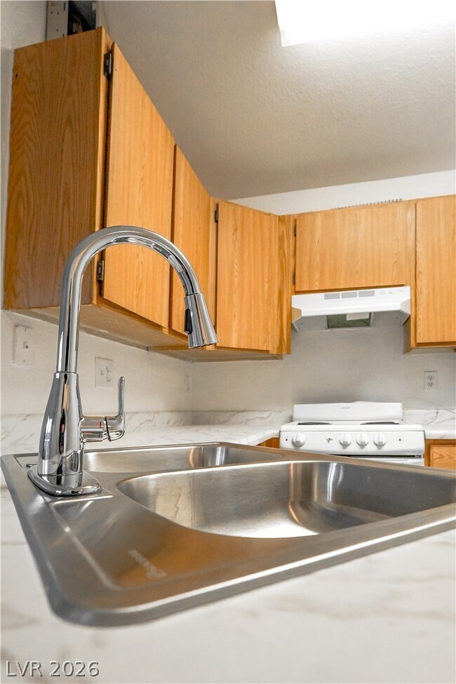 Building Photo - 510 Elm Dr