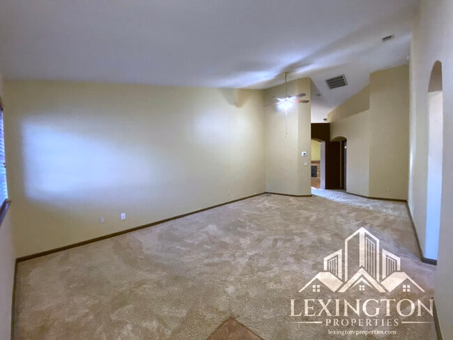 Building Photo - Beautiful, Spacious, 3-Bed 2-Bath Home available in Roseville!