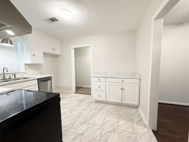 Building Photo - 1220 Chevy Chase Dr