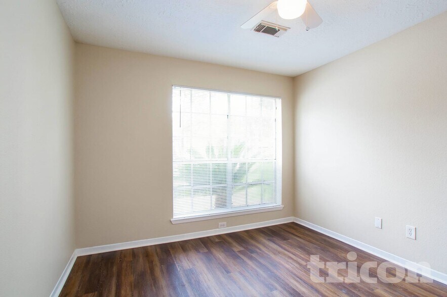 Building Photo - 3623 Village Grove Dr