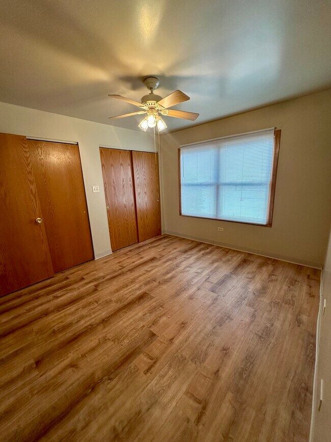 Building Photo - 465-479 N School St