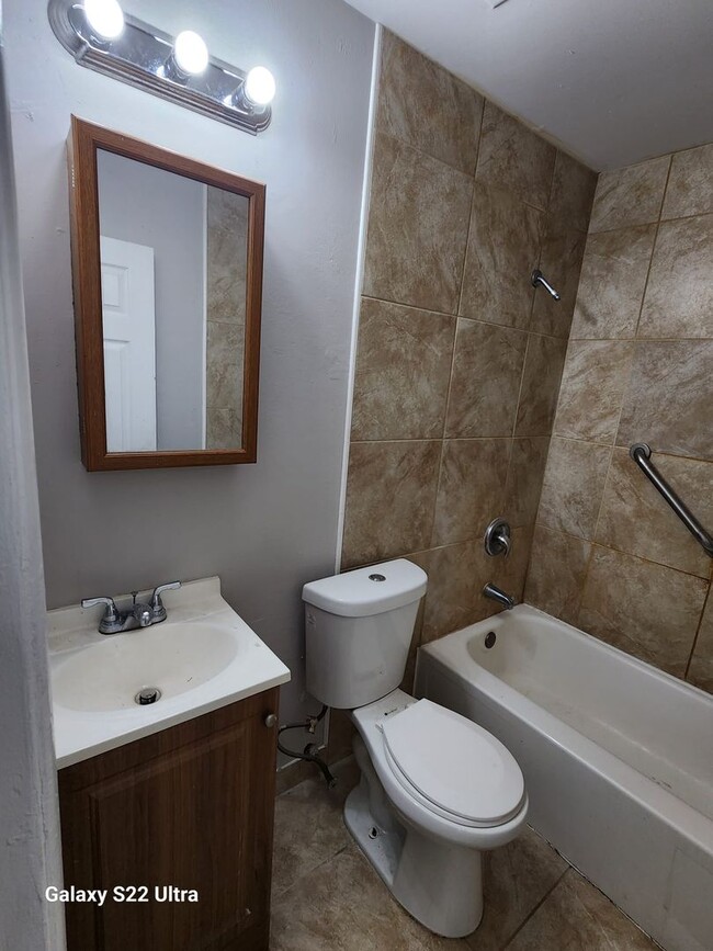 Building Photo - Spacious 2 Bedroom TownHouse!