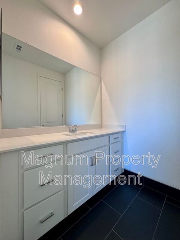 Building Photo - 25061 River Peak Dr