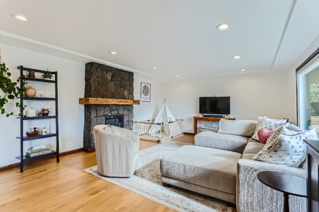 Building Photo - 6106 SE Riverside Dr