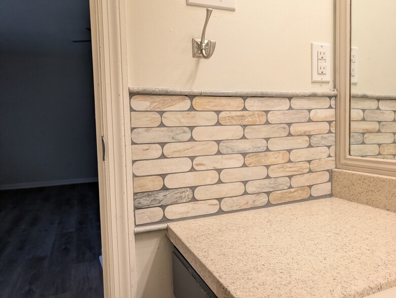 Tiled Sidesplash in bathroom off main bedroom - 1649 Summerhill Dr