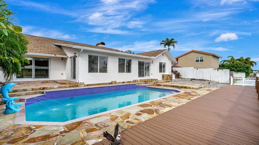 Building Photo - 1412 NE 53rd Ct