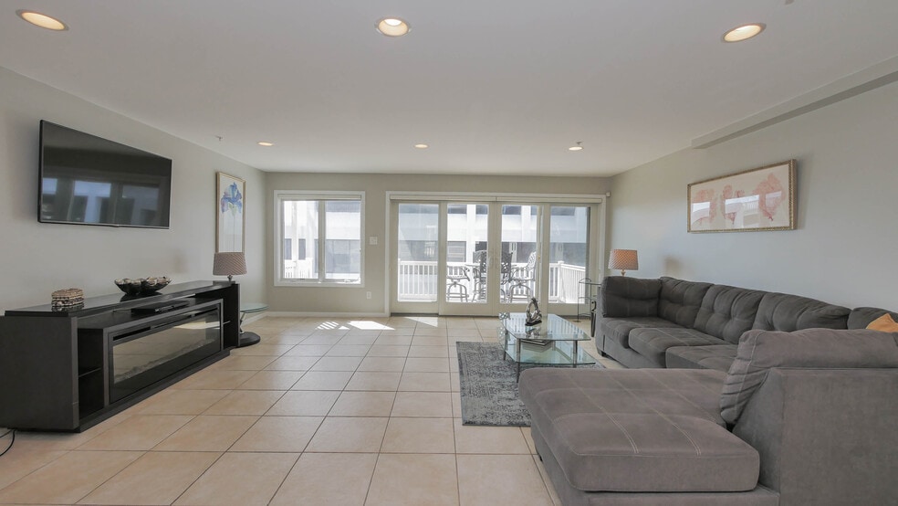 Building Photo - 137 S Berkley Sq