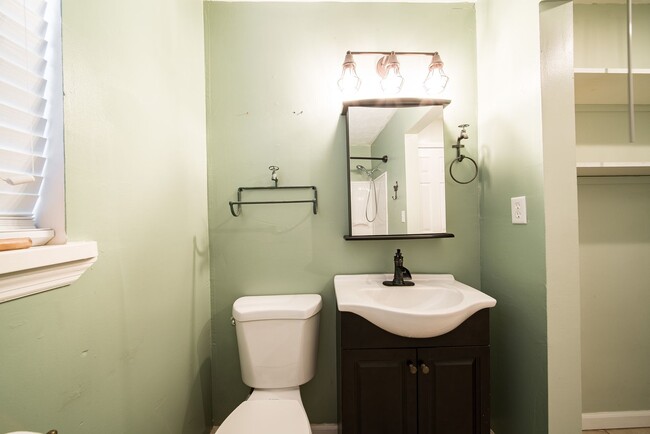 Building Photo - 3 Bedroom 2 bath Harris County