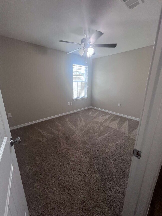 Building Photo - 426 Eisenhower Dr