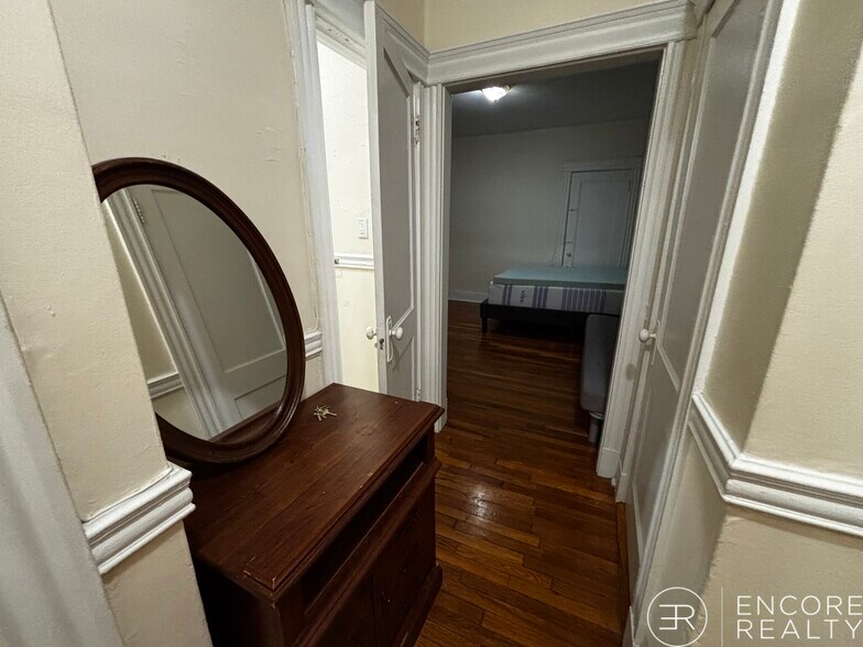 Building Photo - 376 Riverway