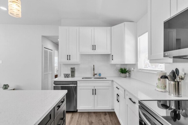 Building Photo - Charming 3BD/2BTH Home with Private Backya...