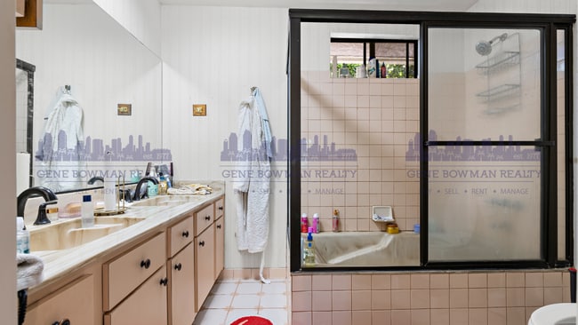 Building Photo - Dorothy