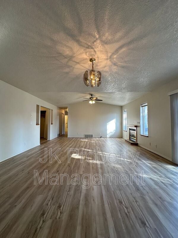 Building Photo - 608 Swan Ct