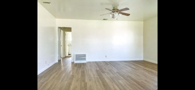 Building Photo - 9966 Glencrest Cir