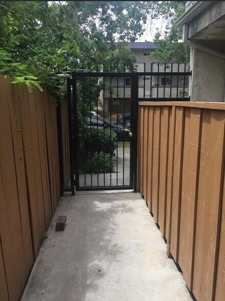 Building Photo - 14551 Vose St