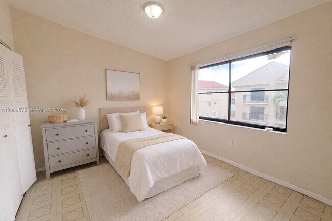 Building Photo - 8870 Fontainebleau Blvd