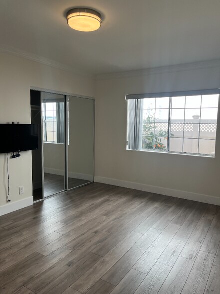 Building Photo - 6718 Simpson Ave